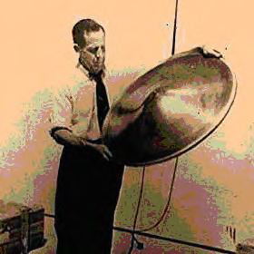 Известный как эффект Бифельда - Брауна феномен открыт в 1920 Томасом Товнзендом Брауном и исследовался в 1923 им и его тогдашним профессором физики доктором Паулем Альфредом Бифельдом в Denison университете в Гранвилле, Огайо, впервые подробно. 