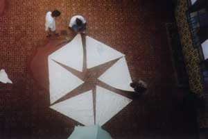 Вот так они кроят паруса - при свете костра..