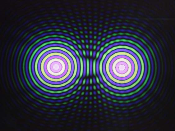 Два источника звука образуют множество узлов и пучностей.